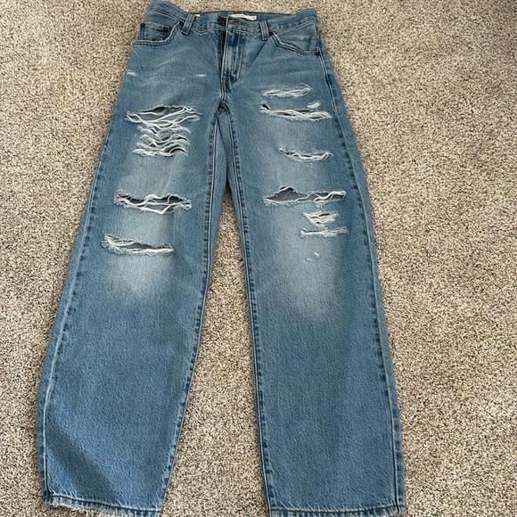 i’m selling Levi’s baggy dad jeans in a size 23 - Picture 2 of 4